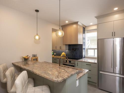 124 Summit Avenue, Thunder Bay, ON - Indoor Photo Showing Kitchen With Upgraded Kitchen