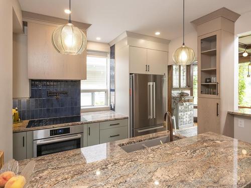 124 Summit Avenue, Thunder Bay, ON - Indoor Photo Showing Kitchen With Double Sink With Upgraded Kitchen