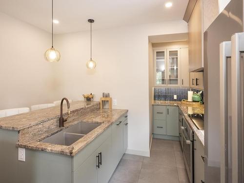 124 Summit Avenue, Thunder Bay, ON - Indoor Photo Showing Kitchen With Double Sink