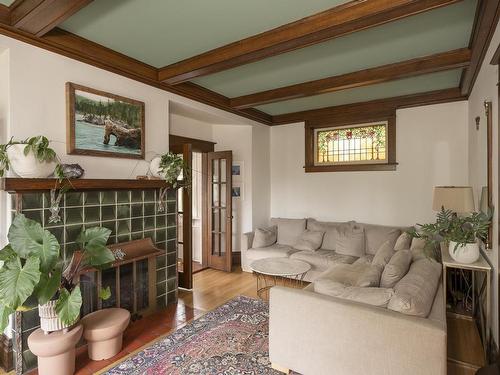 124 Summit Avenue, Thunder Bay, ON - Indoor Photo Showing Living Room