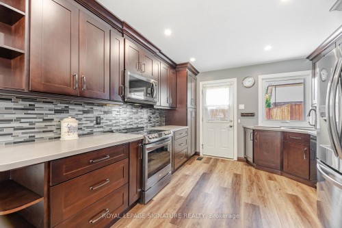 24 Lesbury Avenue, Brampton, ON - Indoor Photo Showing Kitchen With Upgraded Kitchen