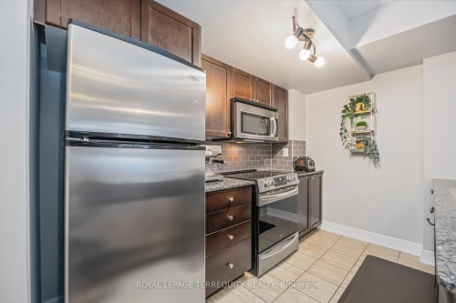 130-25 Turntable Crescent, Toronto, ON - Indoor Photo Showing Kitchen