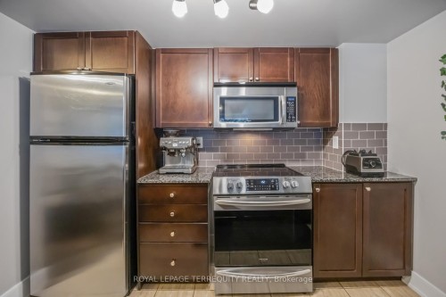130-25 Turntable Crescent, Toronto, ON - Indoor Photo Showing Kitchen