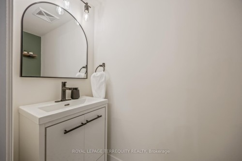 130-25 Turntable Crescent, Toronto, ON -  Photo Showing Bathroom