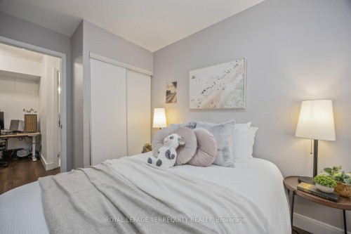 130-25 Turntable Crescent, Toronto, ON - Indoor Photo Showing Bedroom