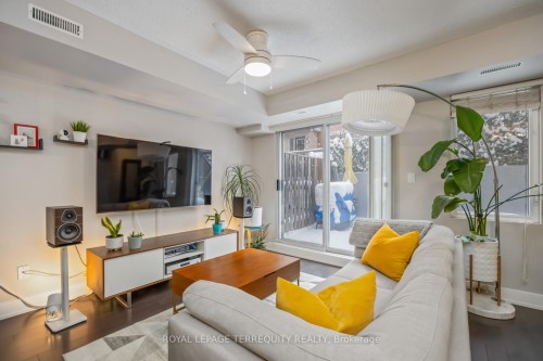 130-25 Turntable Crescent, Toronto, ON - Indoor Photo Showing Living Room