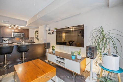 130-25 Turntable Crescent, Toronto, ON - Indoor Photo Showing Kitchen