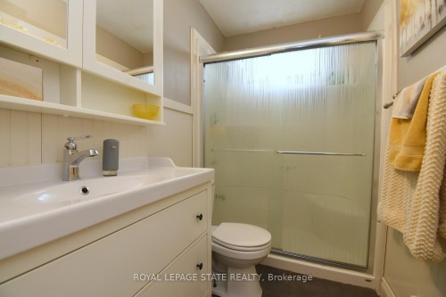 302 East 27Th Street, Hamilton, ON - Indoor Photo Showing Bathroom