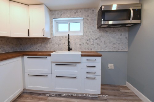 302 East 27Th Street, Hamilton, ON - Indoor Photo Showing Kitchen
