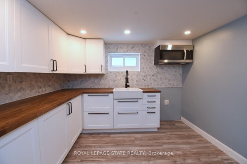 302 East 27Th Street, Hamilton, ON - Indoor Photo Showing Kitchen