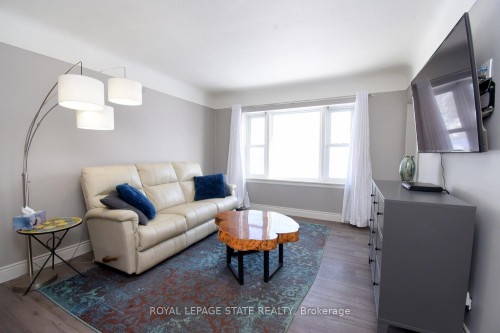 302 East 27Th Street, Hamilton, ON - Indoor Photo Showing Living Room