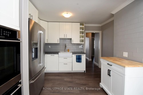 302 East 27Th Street, Hamilton, ON - Indoor Photo Showing Kitchen
