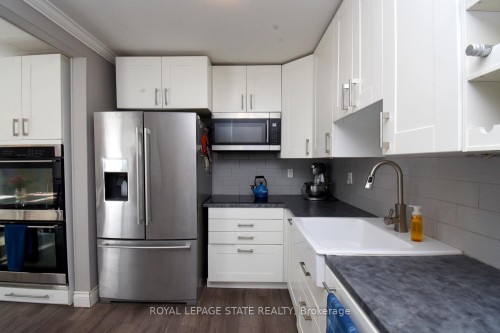 302 East 27Th Street, Hamilton, ON - Indoor Photo Showing Kitchen
