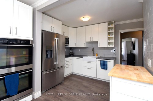 302 East 27Th Street, Hamilton, ON - Indoor Photo Showing Kitchen