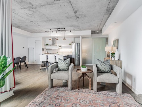 418-560 King Street W, Toronto, ON - Indoor Photo Showing Living Room