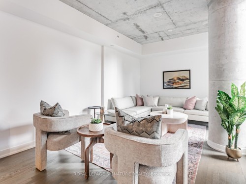 418-560 King Street W, Toronto, ON - Indoor Photo Showing Living Room