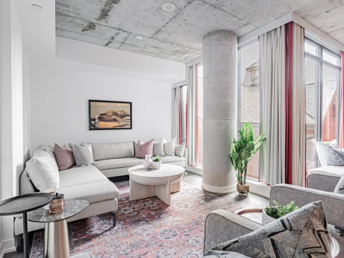 418-560 King Street W, Toronto, ON - Indoor Photo Showing Living Room