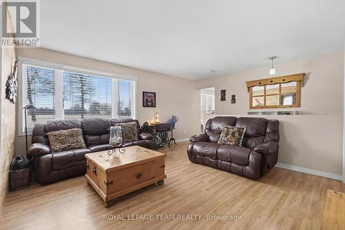 15197 Concession 1-2 Road, North Stormont, ON - Indoor Photo Showing Living Room