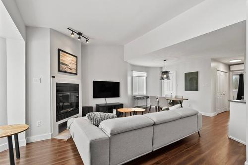 Living room - 15877 Rue Victoria, Montréal (Rivière-Des-Prairies/Pointe-Aux-Trembles), QC - Indoor Photo Showing Living Room With Fireplace