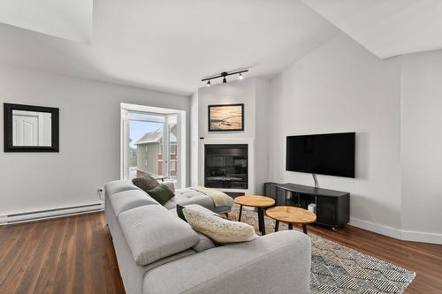 Living room - 15877 Rue Victoria, Montréal (Rivière-Des-Prairies/Pointe-Aux-Trembles), QC - Indoor Photo Showing Living Room With Fireplace