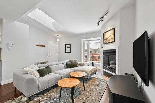 Living room - 15877 Rue Victoria, Montréal (Rivière-Des-Prairies/Pointe-Aux-Trembles), QC - Indoor Photo Showing Living Room With Fireplace