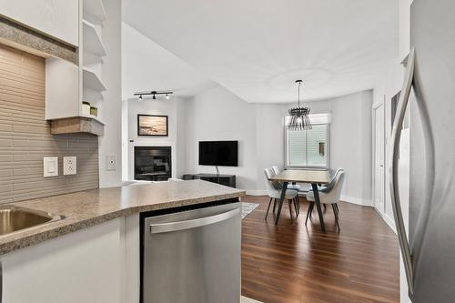 Kitchen - 15877 Rue Victoria, Montréal (Rivière-Des-Prairies/Pointe-Aux-Trembles), QC - Indoor Photo Showing Kitchen