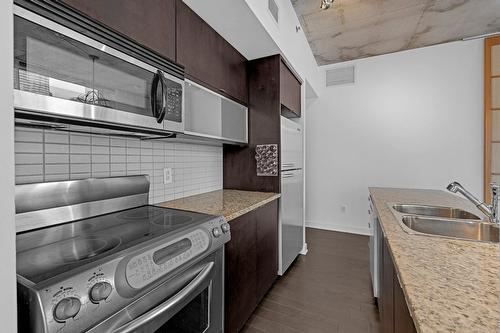 Cuisine - 405-630 Rue William, Montréal (Ville-Marie), QC - Indoor Photo Showing Kitchen With Double Sink