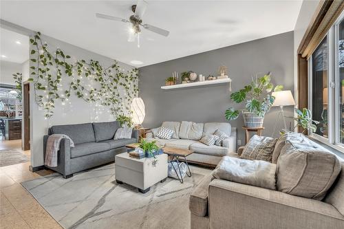 102-653 Papineau Street, Penticton, BC - Indoor Photo Showing Living Room