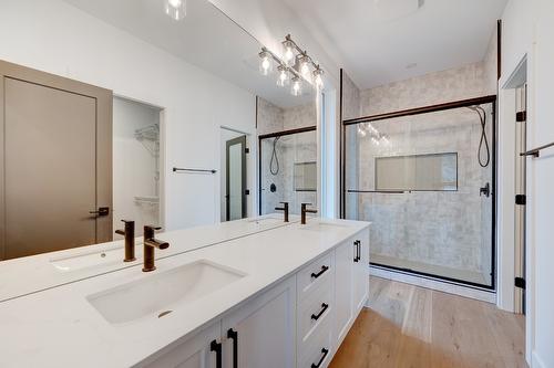 2244 Valleyview Drive, Kamloops, BC - Indoor Photo Showing Bathroom