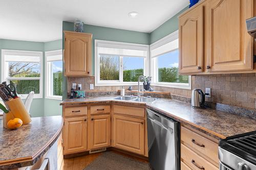 833 Springwood Court, Kelowna, BC - Indoor Photo Showing Kitchen With Double Sink