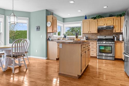 833 Springwood Court, Kelowna, BC - Indoor Photo Showing Kitchen With Double Sink