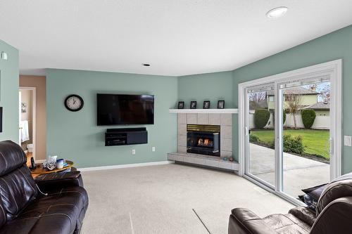 833 Springwood Court, Kelowna, BC - Indoor Photo Showing Living Room With Fireplace
