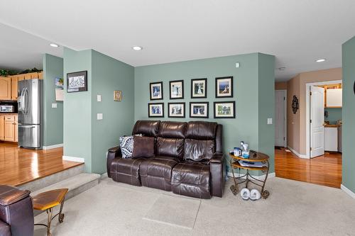 833 Springwood Court, Kelowna, BC - Indoor Photo Showing Living Room