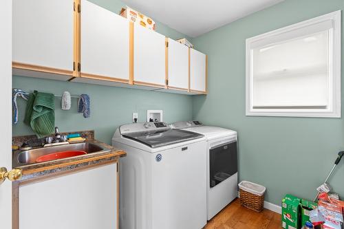 833 Springwood Court, Kelowna, BC - Indoor Photo Showing Laundry Room