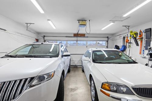 833 Springwood Court, Kelowna, BC - Indoor Photo Showing Garage