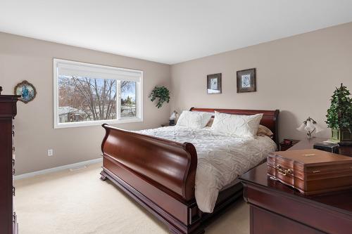 833 Springwood Court, Kelowna, BC - Indoor Photo Showing Bedroom