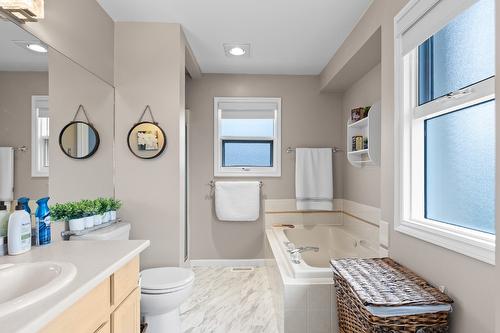 833 Springwood Court, Kelowna, BC - Indoor Photo Showing Bathroom