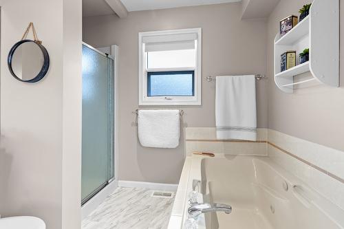 833 Springwood Court, Kelowna, BC - Indoor Photo Showing Bathroom