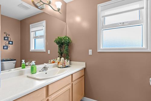 833 Springwood Court, Kelowna, BC - Indoor Photo Showing Bathroom