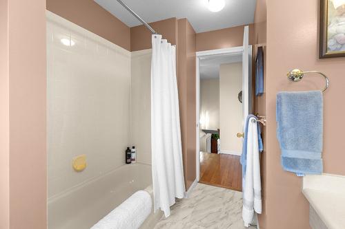 833 Springwood Court, Kelowna, BC - Indoor Photo Showing Bathroom