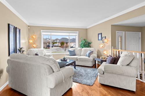 833 Springwood Court, Kelowna, BC - Indoor Photo Showing Living Room