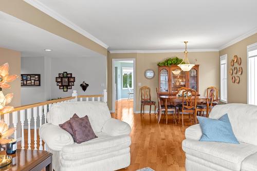 833 Springwood Court, Kelowna, BC - Indoor Photo Showing Living Room