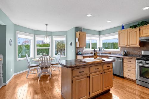 833 Springwood Court, Kelowna, BC - Indoor Photo Showing Kitchen