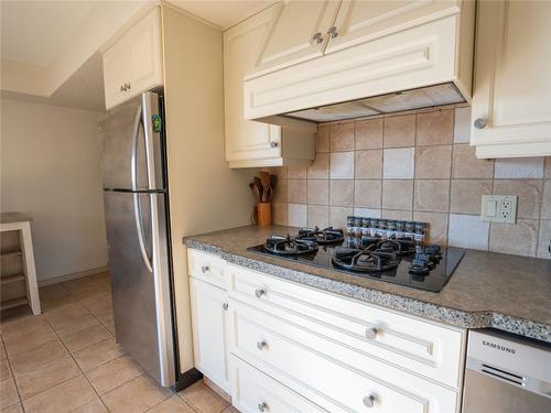 3-6811 Cottonwood Drive, Osoyoos, BC - Indoor Photo Showing Kitchen