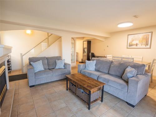 3-6811 Cottonwood Drive, Osoyoos, BC - Indoor Photo Showing Living Room