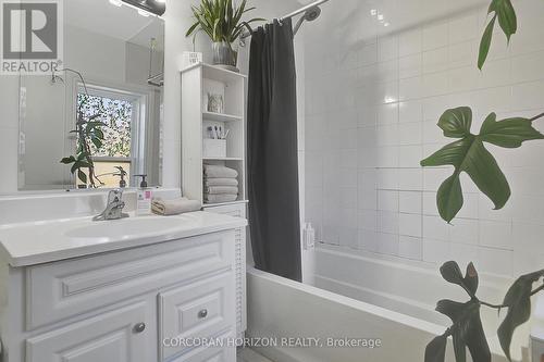 17 Shaw Avenue W, Cambridge, ON - Indoor Photo Showing Bathroom