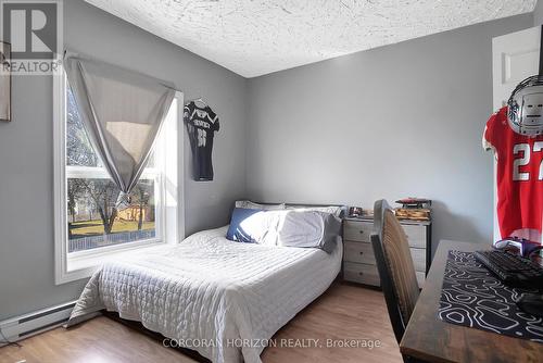 17 Shaw Avenue W, Cambridge, ON - Indoor Photo Showing Bedroom
