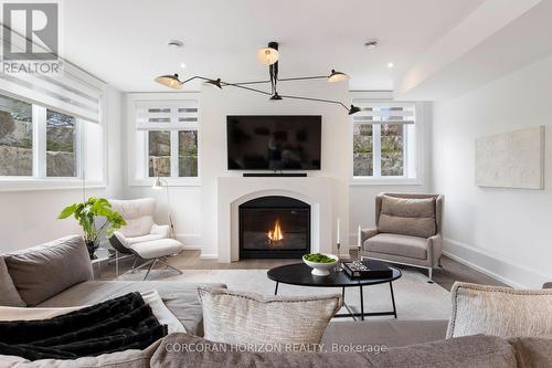 31 Reid Court, Puslinch, ON - Indoor Photo Showing Living Room With Fireplace