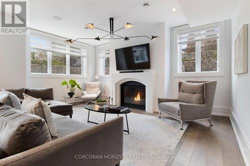 31 Reid Court, Puslinch, ON - Indoor Photo Showing Living Room With Fireplace
