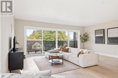 95 William Street W, Waterloo, ON - Indoor Photo Showing Living Room